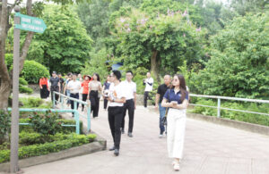Các doanh nghiệp khảo sát khu trồng thực phẩm hữu cơ tại Trung tâm Thương mại và du lịch Dũng Tân. Ảnh: TITC